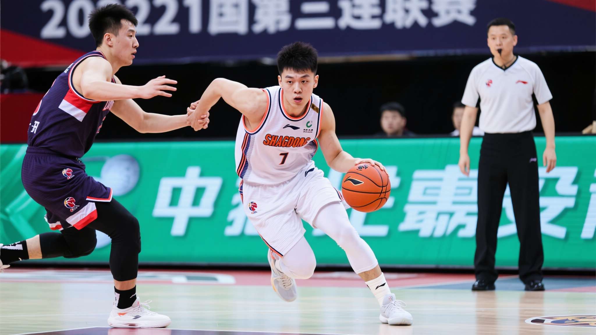 三连冠后最低迷一季!胡明轩近6战5场得分5分内 三分命中率仅31.9% 随着胡明轩在三连冠周期内知名度和影响力的提升,联赛中各支球队对他的研究也在不断深